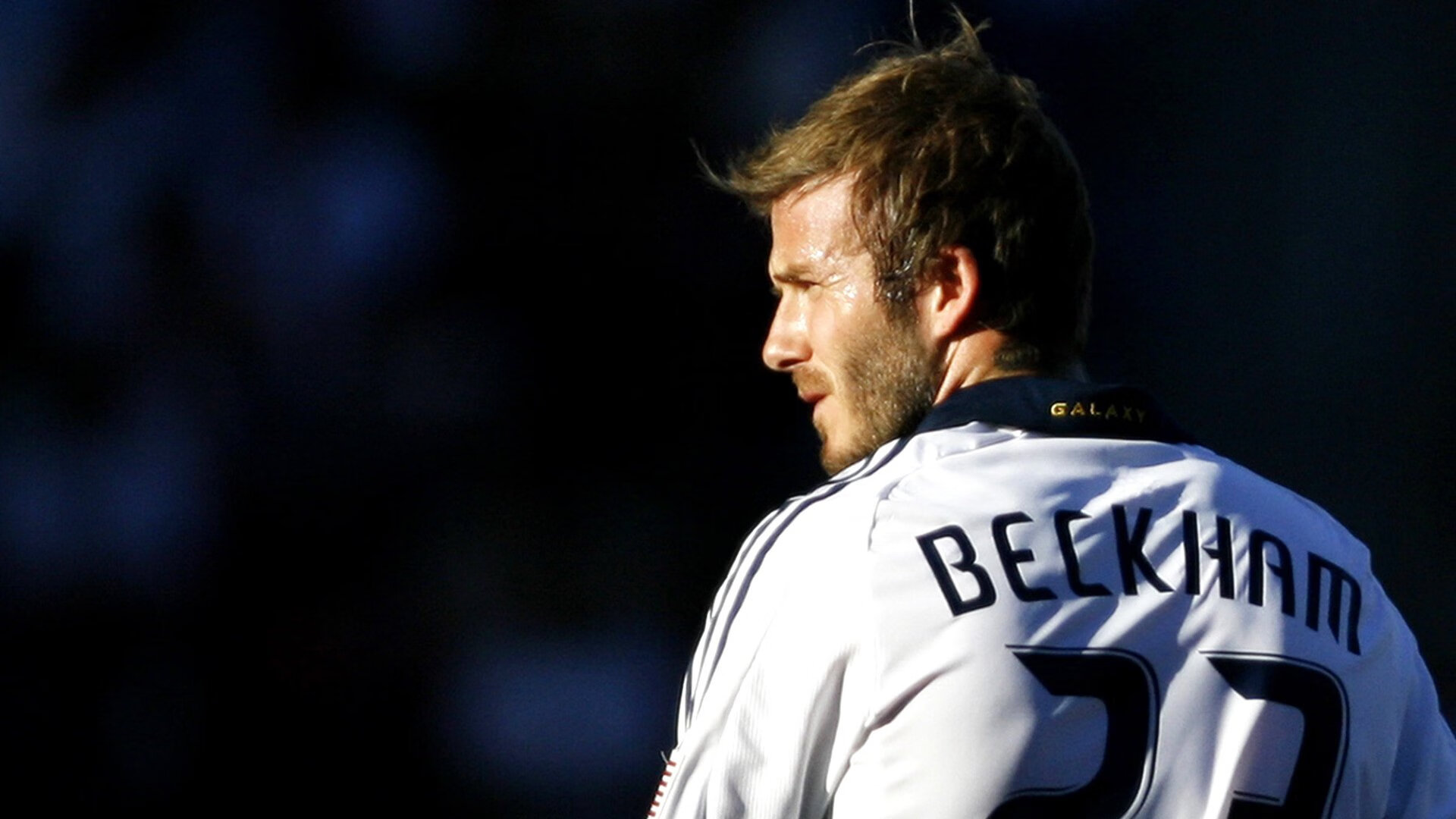 中国足球职业俱乐部加强赛季中球员评估，中国职业足球球员数量