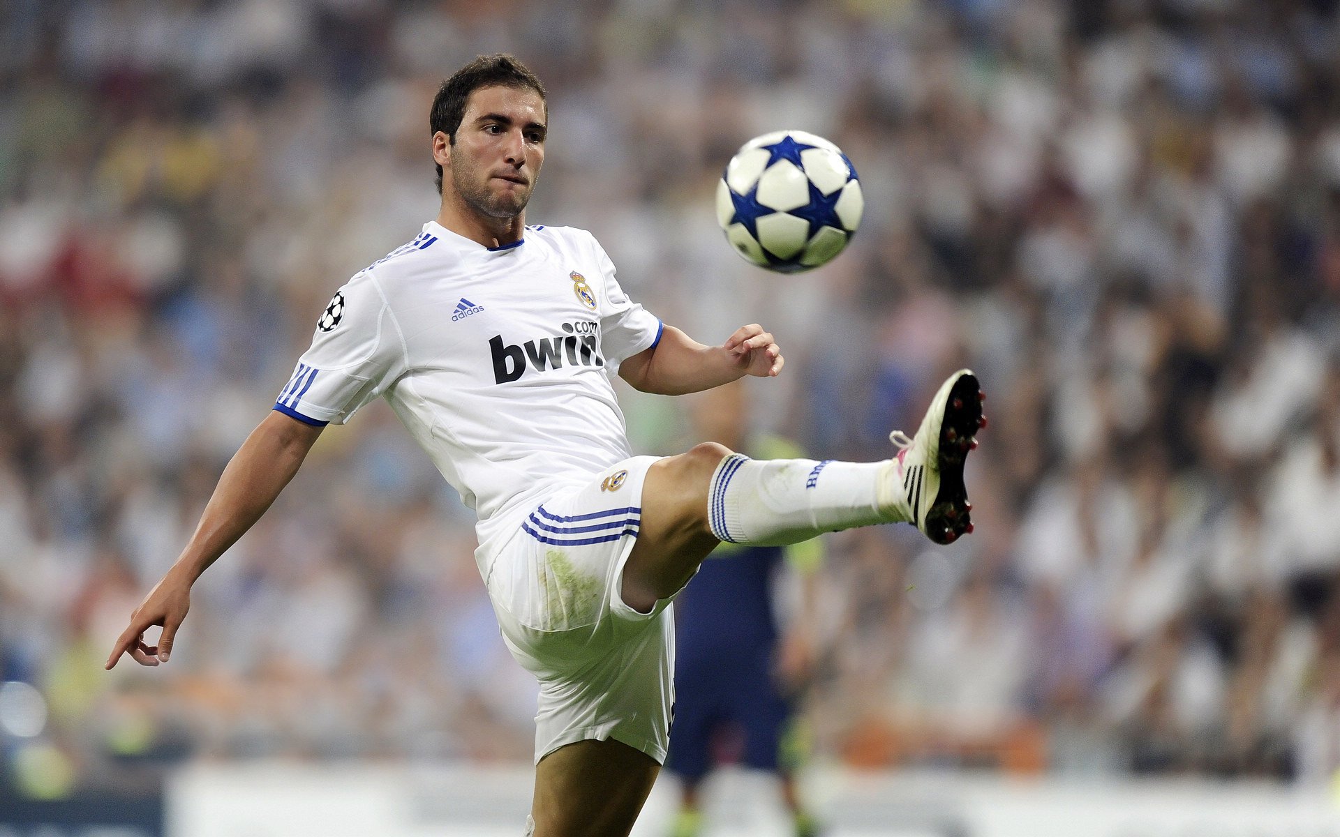 库里外线连续命中勇士再度逆转取胜，库里又创一神迹!仅用22场命中就100记三分