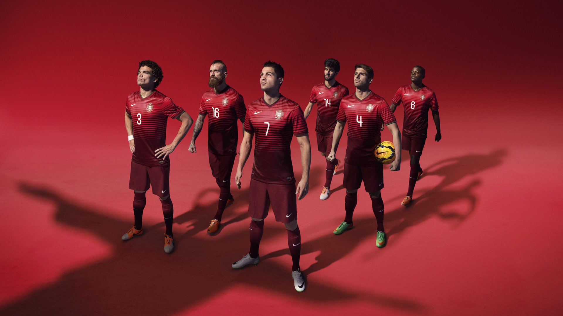 球迷为球队制作大型应援旗帜刷屏社交媒体，球员应援口号